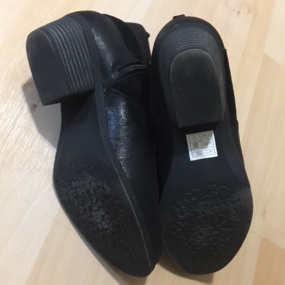 Nearly new Sketchers memory foam ankle boots with suede and buckle detail - Picture 5 of 11